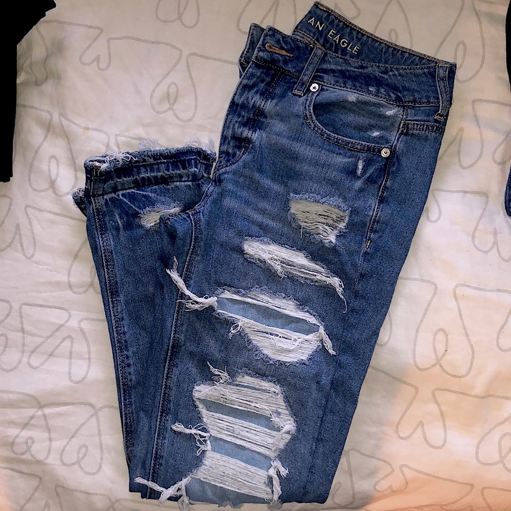 AE JEANS DISTRESSED HIGH-WASIT MOM JEAN: 4 buttons